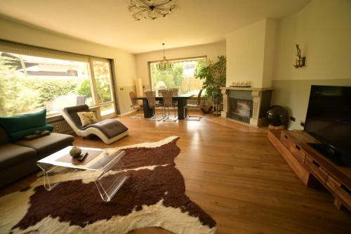 a living room with a couch and a table at Yeti Lux - Family Garden Lodge in Garmisch-Partenkirchen