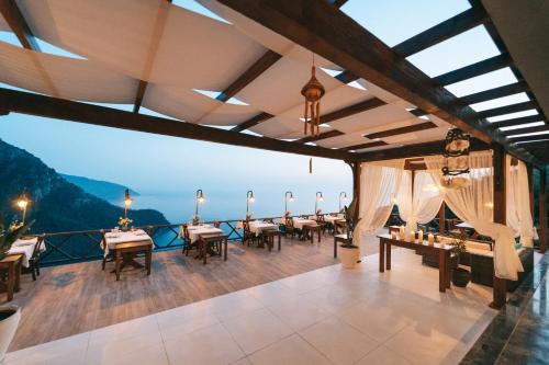 法拉雅的住宿－里斯亞酒店，阳台餐厅,配有桌椅