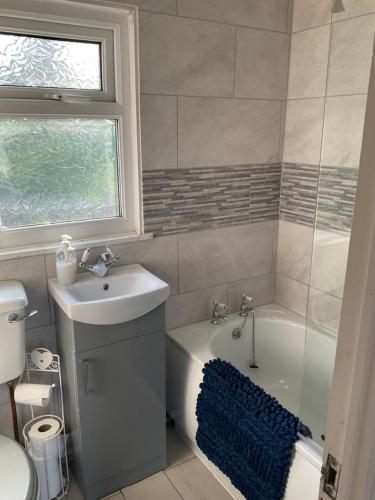 a bathroom with a sink and a bath tub next to a toilet at MOEL SIABOD - GLAN GWNA HOLIDAY PARK in Caernarfon