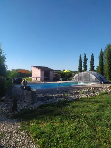 - une piscine avec une serre dans la cour dans l'établissement Clos des chenevières, 3 étoiles, à Comblanchien