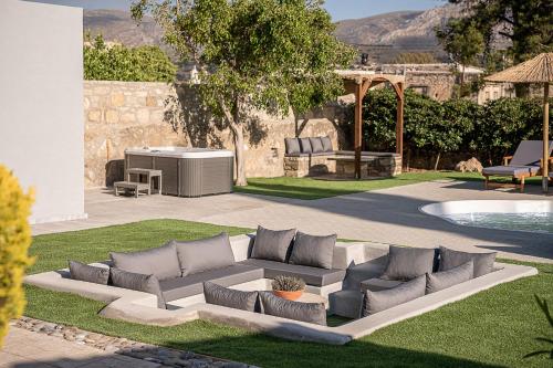 Posedenie v ubytovaní SivasZen Luxury Villa, with Heated Pool & Spa Whirlpool, By ThinkVilla