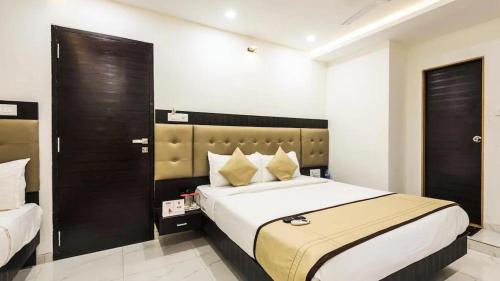 Hotel Bkc Palace في مومباي: غرفة نوم بسرير كبير في غرفة