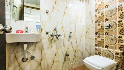 Hotel Bkc Palace في مومباي: حمام مع حوض ومرحاض