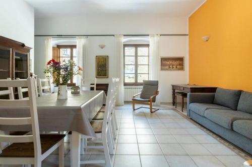ein Wohnzimmer mit einem Sofa und einem Tisch in der Unterkunft La Dimora del Borgo Antico - Holiday House in Tuscany Lunigiana near 5 Terre, WiFi, Panoramic Terrace in Fivizzano