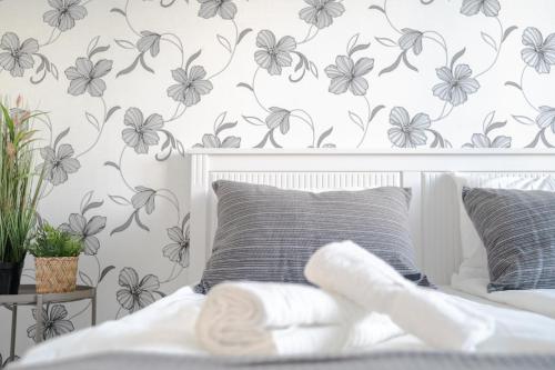 a bedroom with gray and gray flowers on the wall at West Coast Hideaway in Pietarsaari