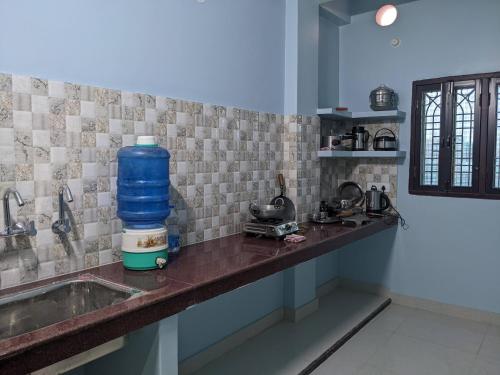 una encimera de cocina con una botella grande de agua. en Swapnil Homestay, en Varanasi