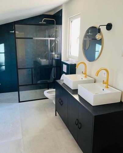 une salle de bain avec deux lavabos et une douche dans l'établissement Villa Les Alyzés, à Bormes-les-Mimosas