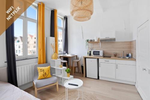 Apartamento pequeño con cocina y sala de estar. en *Lasuite #2 YELLOW*, en Valenciennes