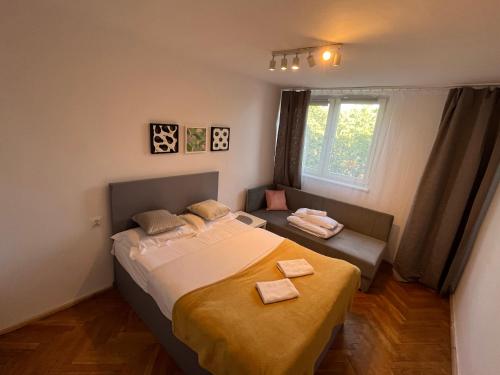 ズゴジェレツにあるCity Apartments - Emilii Budget Stayの小さなベッドルーム(ベッド1台、窓付)