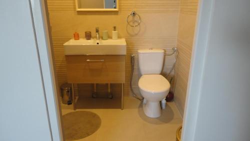 Ένα μπάνιο στο 10km to Disneyland - Terrace Parking & Sleeps 4