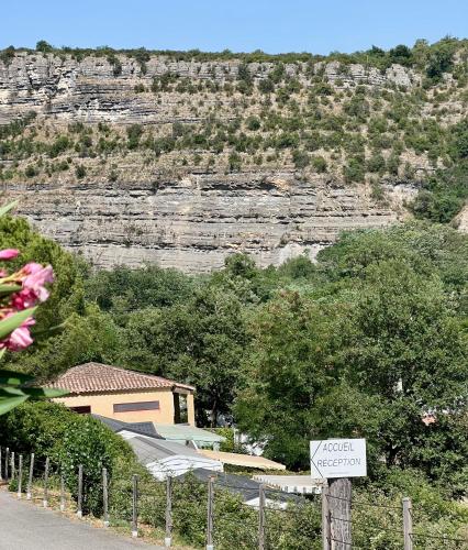 un panneau devant une maison sur une montagne dans l'établissement Les mobil-homes du Moulinage, à Montréal