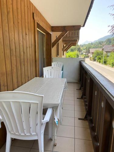 - Balcón con mesa blanca y sillas en Les Frahans, en Samoëns
