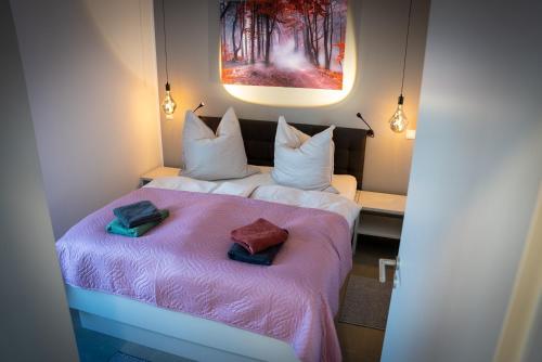 a hotel room with two beds with towels on them at Ferien an der Eiche in Schermbeck