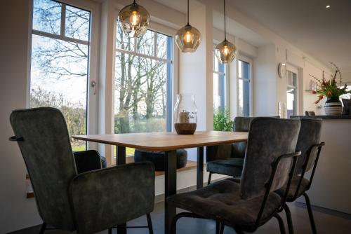 a dining room with a wooden table and chairs at Ferien an der Eiche in Schermbeck