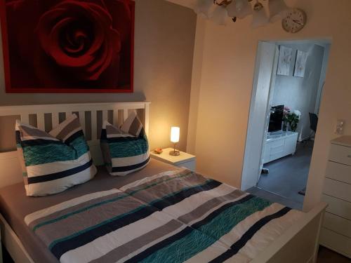 Vorder BollhagenにあるFerienwohnung Margareteのベッドルーム1室(赤いバラのベッド1台付)