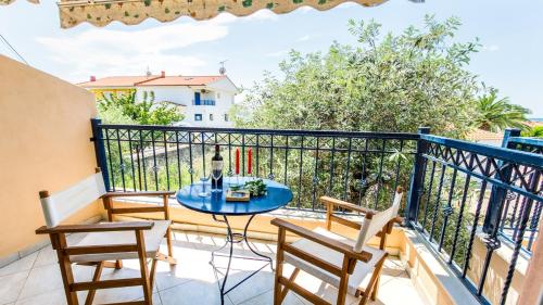 a patio with a table and chairs on a balcony at Amversa's House in Potos