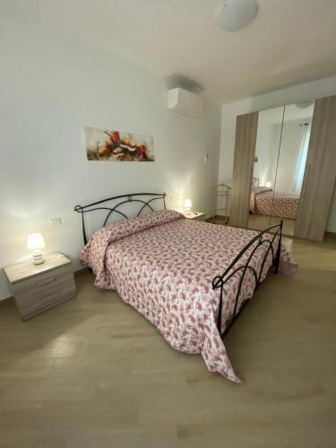 - une chambre avec un lit doté d'un couvre-lit rose dans l'établissement Fringiulì House, à Trevignano Romano