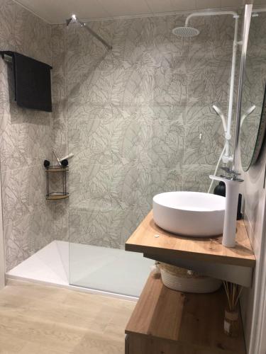 Un baño con lavabo y ducha en Vcc Home’s, en Puerto de Mazarrón