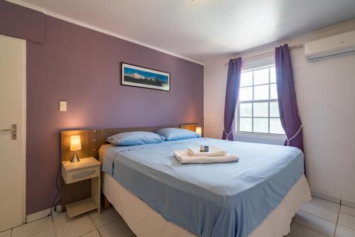 ein Schlafzimmer mit einem Bett und einem Tablett darauf in der Unterkunft The Green Turtle Eco Lodge in Willemstad