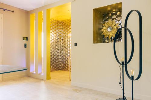 Televízia a/alebo spoločenská miestnosť v ubytovaní Magnifique villa de luxe au coeur de la garrigue