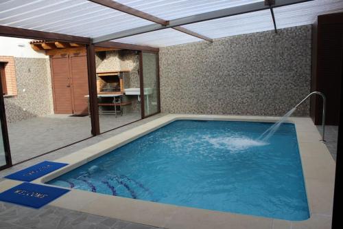 a large swimming pool with a water sprinkler at La Leñera in San Pascual