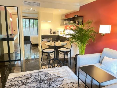 a living room with a couch and a table at Villa Amara in Aix-en-Provence