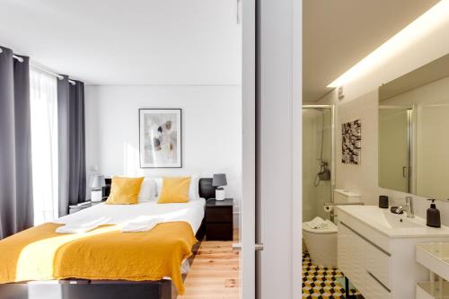 A bed or beds in a room at Almada Luxurious Duplex by DA'HOME