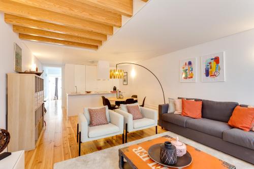 Almada Luxurious Duplex by DA'HOME