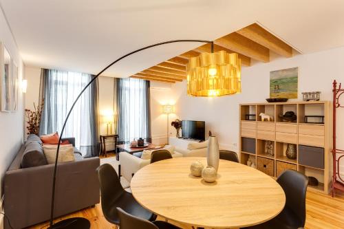 Almada Luxurious Duplex by DA'HOME