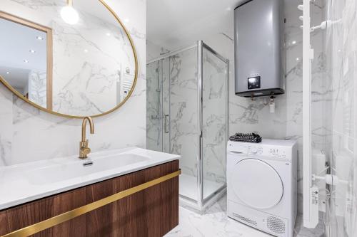 La salle de bains est pourvue d'un lavabo et d'un lave-linge. dans l'établissement LA CASA REINE JEANNE- CENTRAL prés de la gare - WIFI - PARKING - Neuf ET CONFORT, à Nice
