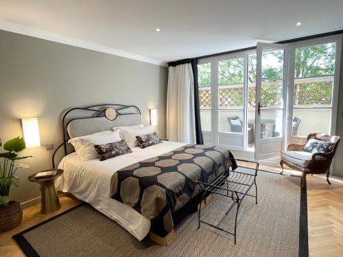 - une chambre avec un lit et une grande fenêtre dans l'établissement Villa Amara, à Aix-en-Provence