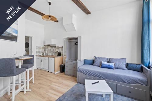 瓦朗西納的住宿－* Lasuite #1 BLUE *，一间小公寓,配有蓝色的沙发和厨房