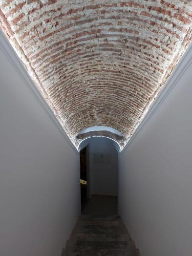 an empty hallway with a brick ceiling in a building at Concept Guest House in Elvas