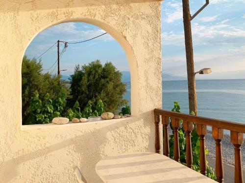 uma varanda com vista para o oceano em A Place of Philoxenia em Aíyira