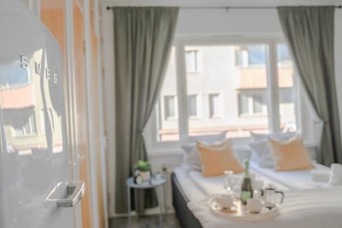 Habitación de hotel con cama y ventana en Studio apartment in the heart of Jakobstad, en Jakobstad