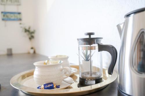 Příslušenství pro přípravu čaje a kávy v ubytování Studio apartment in the heart of Jakobstad