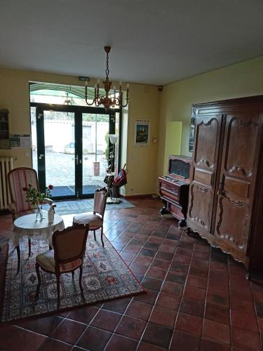 Φωτογραφία από το άλμπουμ του Au Fond de la Cour σε Veyre-Monton