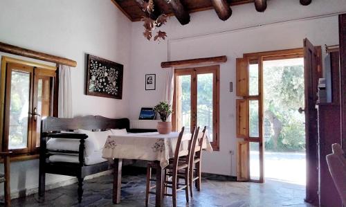 un comedor con mesa y sillas en una habitación en Alexis country house in Georgioupoli, for 6 pers 4 km from the beach, en Khámbatha
