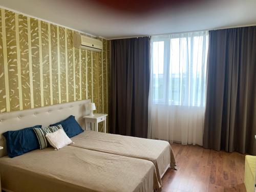 アヘロイにあるBeautiful sea view apartment in Midiya Family Grand Resort, Aheloyのベッドルーム1室(ベッド1台、大きな窓付)
