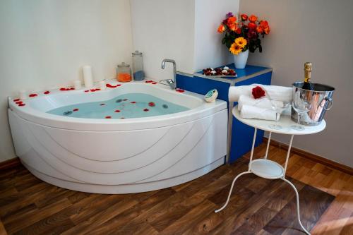 eine große Badewanne im Bad mit einem Tisch in der Unterkunft Madà B&B in Neapel