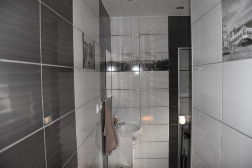 a white bathroom with a sink and a toilet at Gosciniec Pod Debem in Trzciel