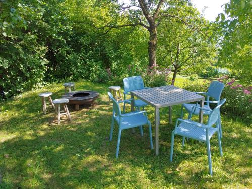 a table and chairs and a fire pit in a yard at Ferienhaus zur Opernsängerin in Hartberg