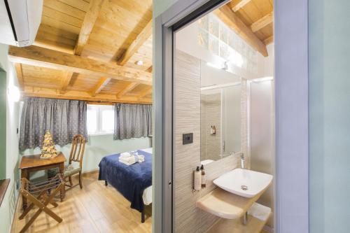 A bathroom at Alla Porta Di Sotto B&B