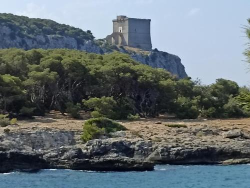 ein Leuchtturm auf einer Insel im Wasser in der Unterkunft SALENTO MARE E ARTE in Nardò