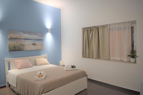 a bedroom with a bed with two towels on it at I Venti in Brucoli