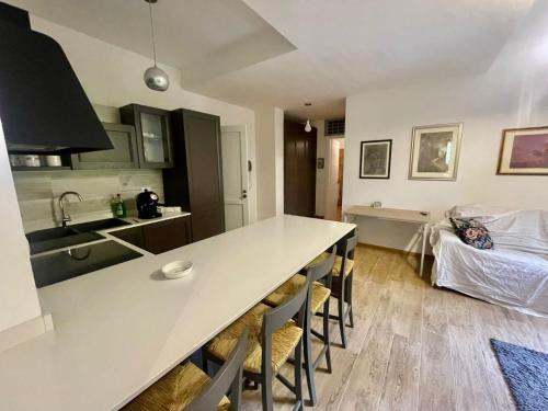 a kitchen and living room with a counter and a table at La Tana del Capriolo in Prati di Tivo