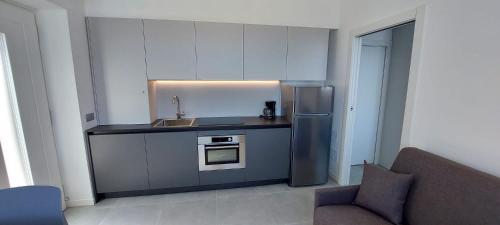 kuchnia z lodówką ze stali nierdzewnej i zlewozmywakiem w obiekcie CASA TOTI w mieście Malcesine