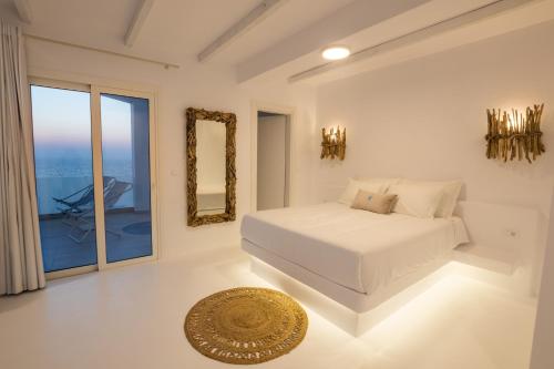 Кровать или кровати в номере Thalasidi Luxury Suites