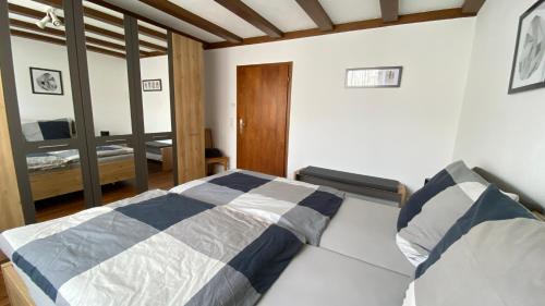 um quarto com uma cama e um espelho em Ferienwohnung Mayer em Bad Schussenried