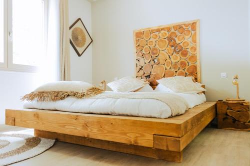 Un pat sau paturi într-o cameră la Magnifique villa de luxe au coeur de la garrigue
